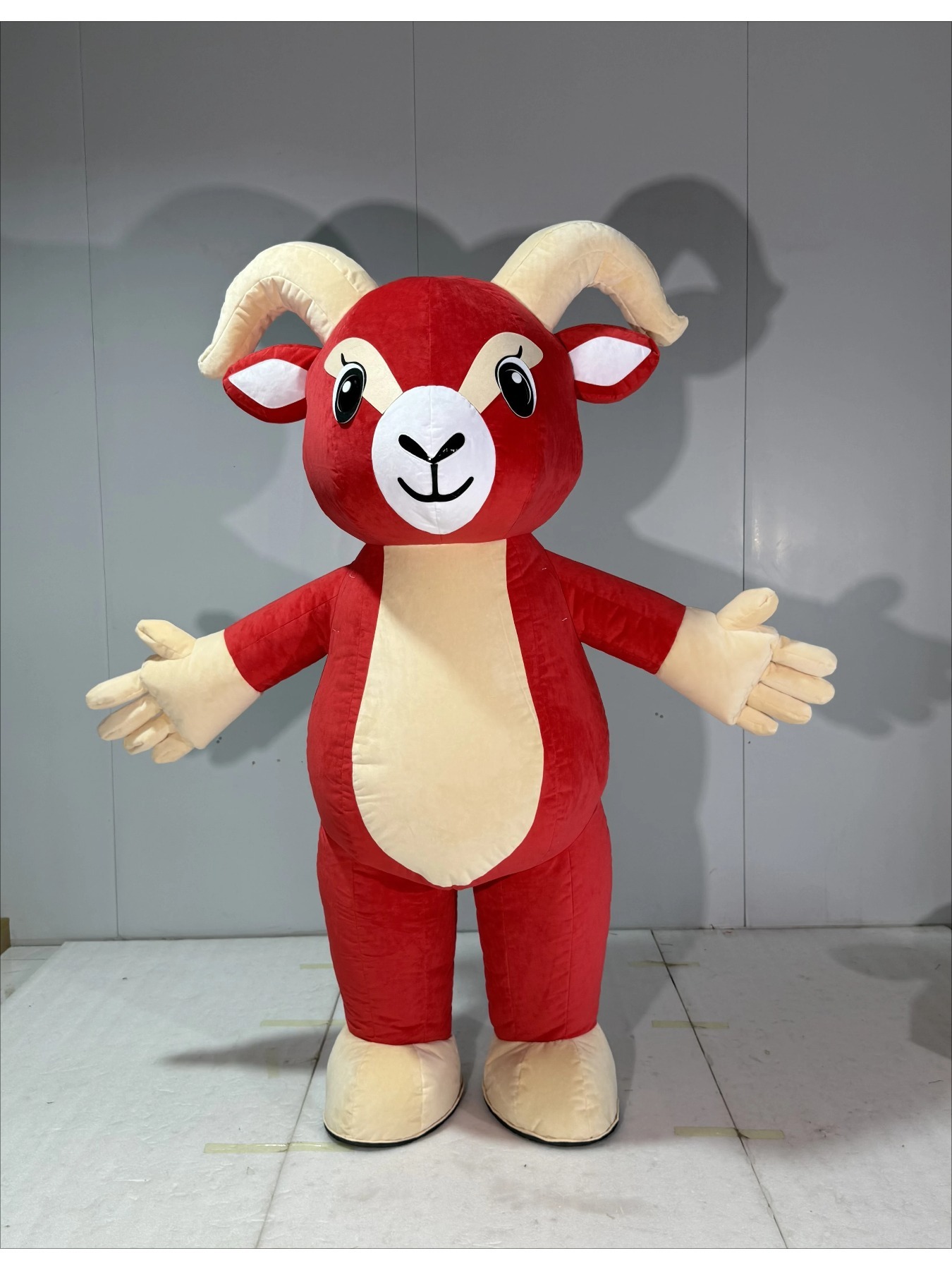 Opblaasbaar rood geitenmascott - Chargers recensie en prijs